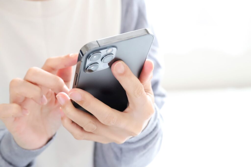 スマホを操作する人