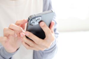 スマホを操作する人