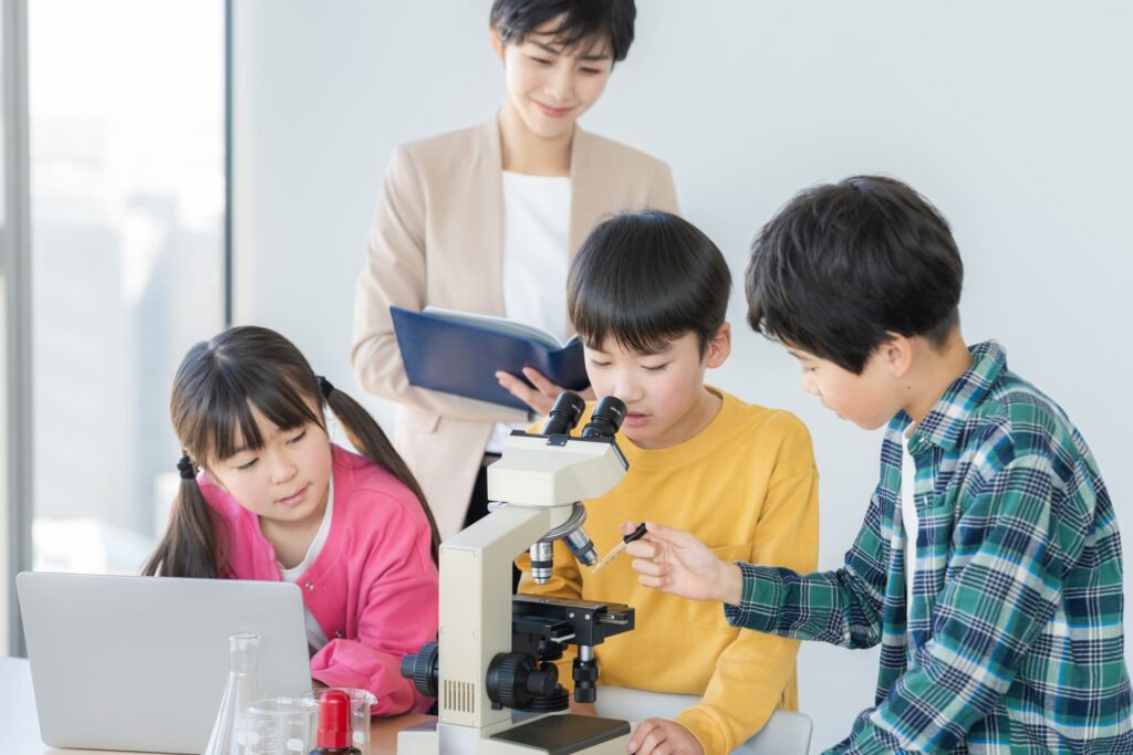 顕微鏡を見る子ども