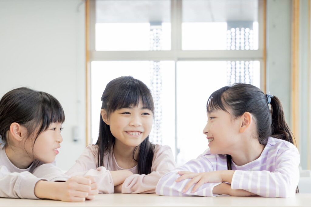 楽しそうに話す小学生たち