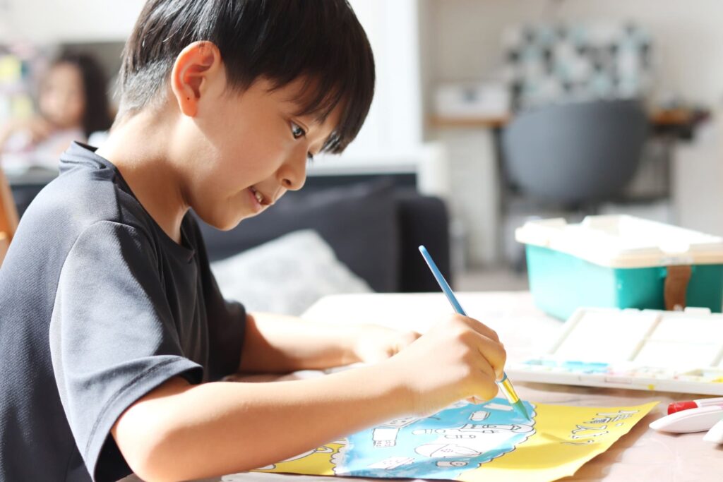絵を描く子ども